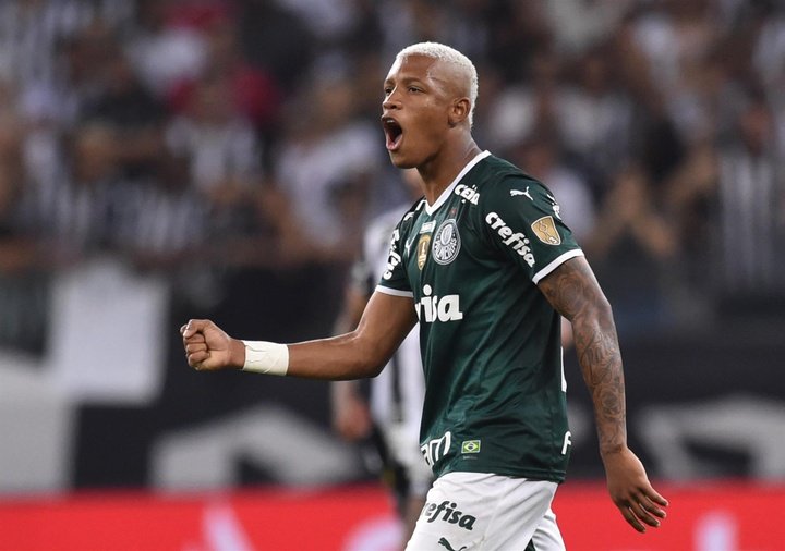 Danilo é liberado pelo Palmeiras e deve assinar com clube da Inglaterra