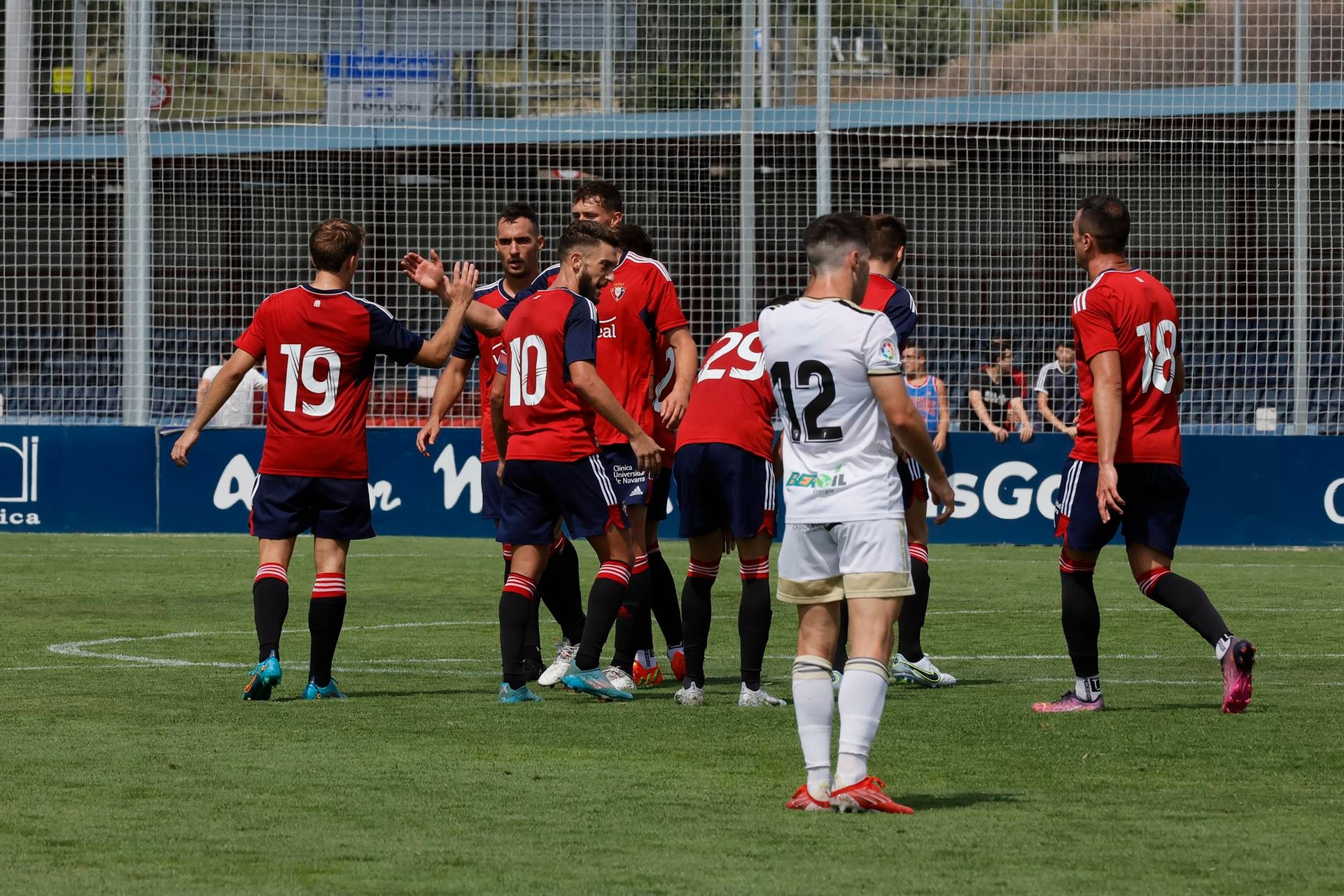 Osasuna acaba con el Burgos con un gol desde el centro del campo