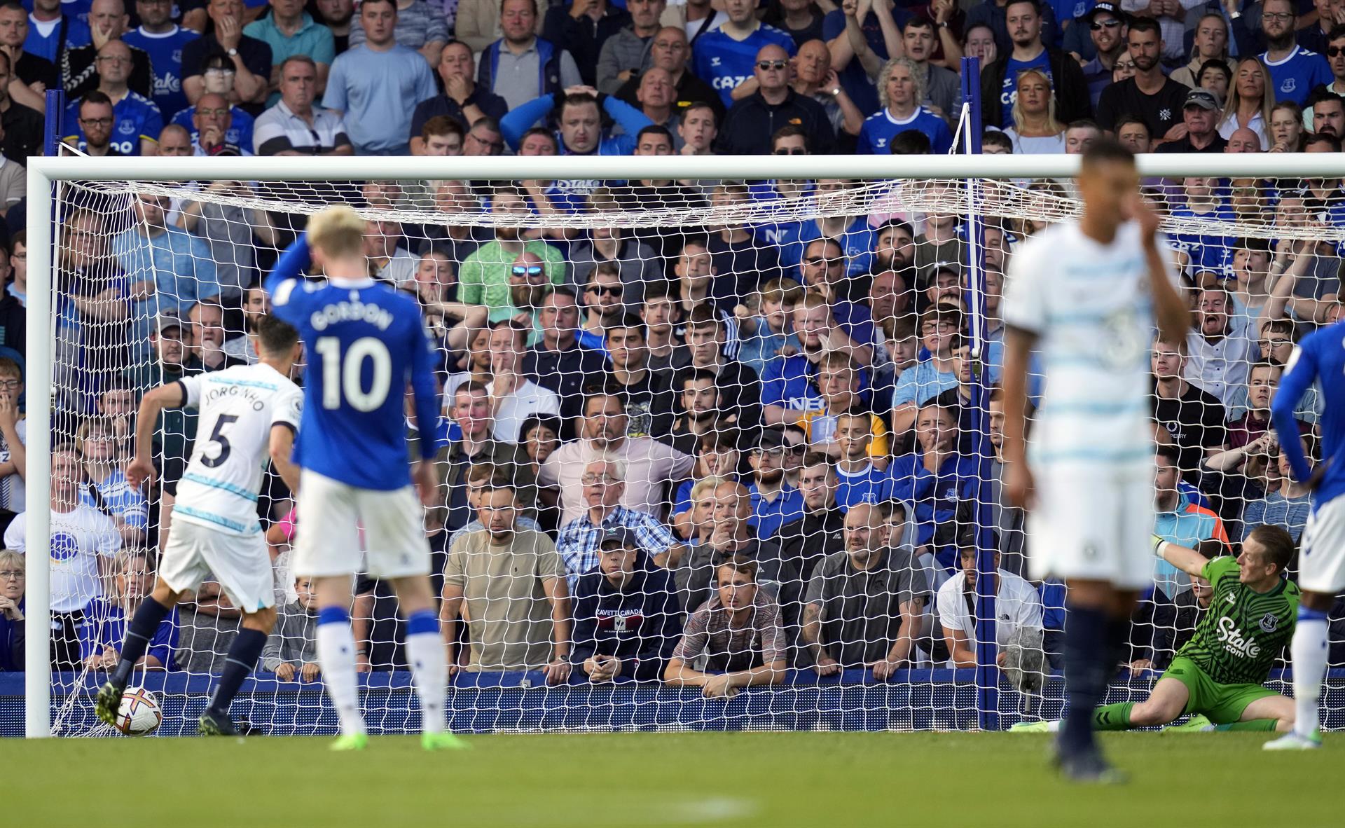 El Chelsea se agarra a un penalti para vencer a su querido Lampard