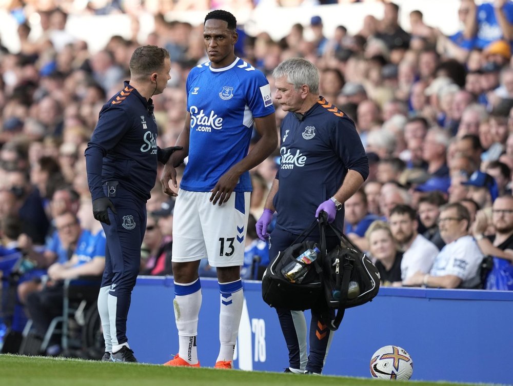 Yerry Mina se peleó con Anthony Gordon. EFE