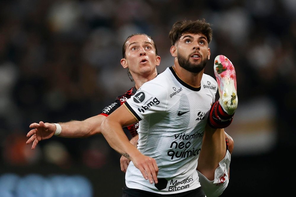 Corinthians e Flamengo disputam o primeiro jogo da final.EFE