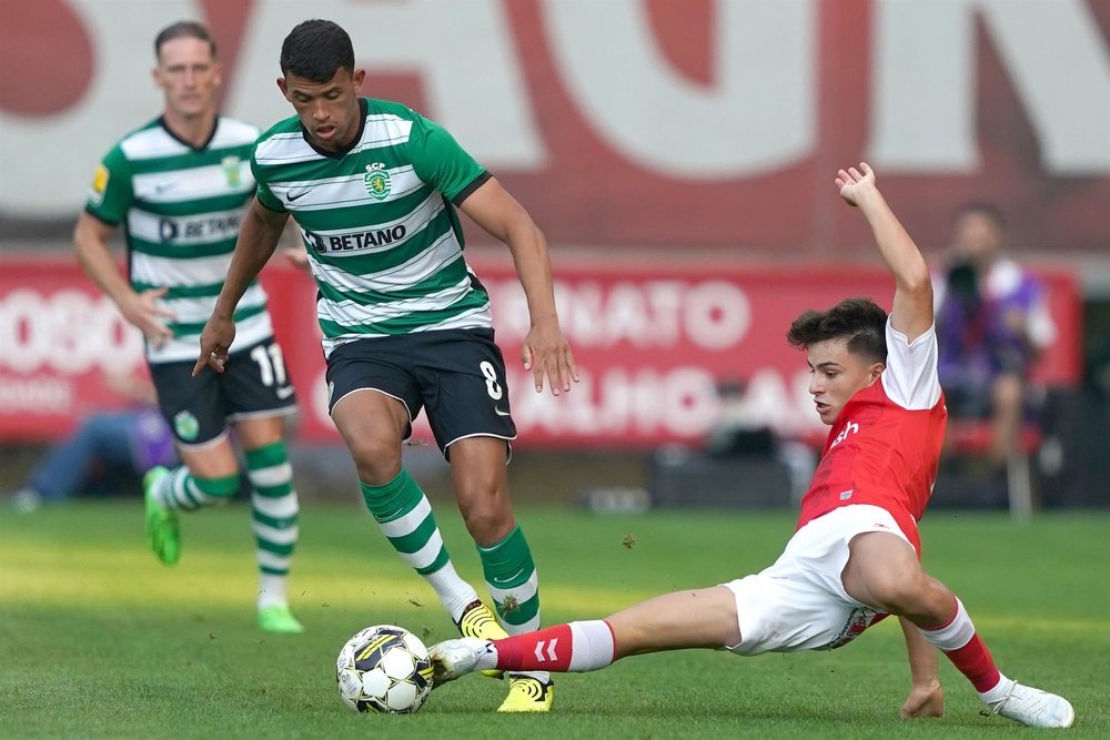 Rodrigo Gomes 8R) has played this season on loan at Estoril. EFE