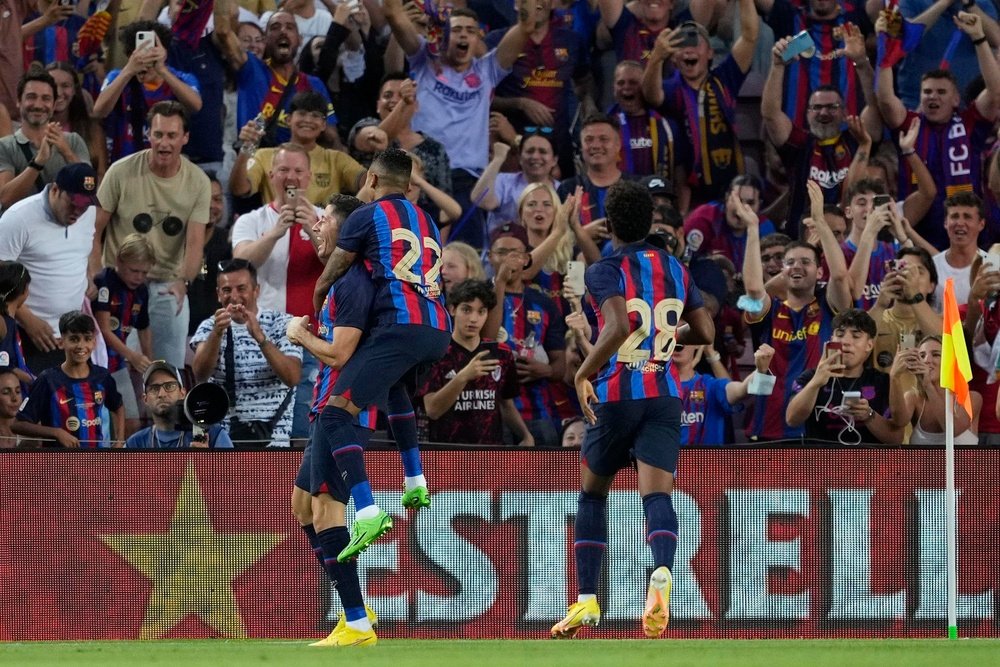 El Barça juega y juega con su gatito antes de adentrarse en la selva. EFE