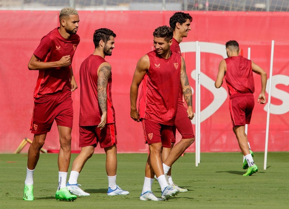 O meia, Isco Alarcón, em treino com os companheiros do Sevilha.EFE