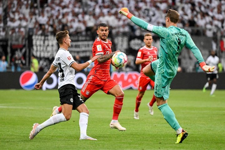 El Eintracht logra su primer triunfo en una oda al fútbol directo