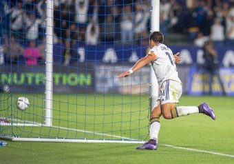 Los Angeles Galaxy firmó este domingo la victoria a domicilio frente al New England Revolution (1-2), un partido en el que Riqui Puig dejó una asistencia en su primer partido como titular. Chicharito fue el afortunado.