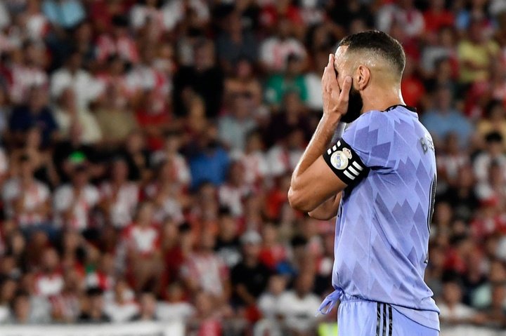 Karim Benzema se lamenta em jogo contra o Almería.EFE
