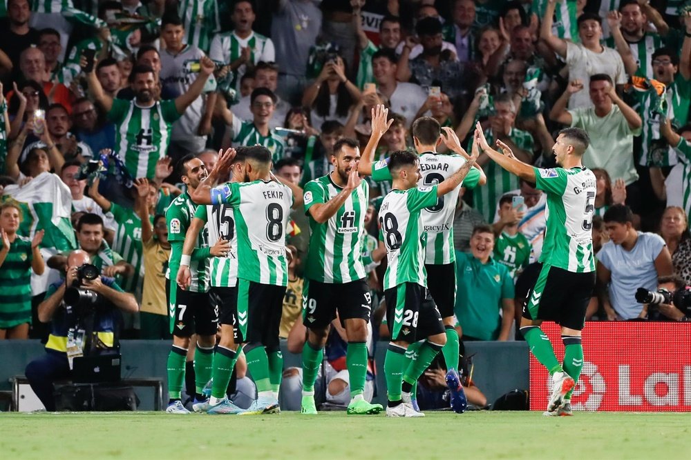 Los jugadores del Real Betis celebran el segundo gol deJuanmi al Elche en la primera jornada de Liga.- Efe