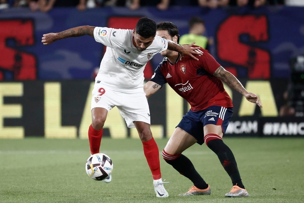 Imagen del extremo mexicano del Sevilla Jesús `Tecatito` Corona (i) durante el partido de la primera jornada de Liga contra Osasuna. EFE/ Jesús Diges/Archivo