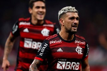 Em sua primeira partida pela Libertadores, Flamengo sai na frente com gol de pênalti, mas não aproveita a vantagem e permite o empate do clube colombiano, Millonarios.