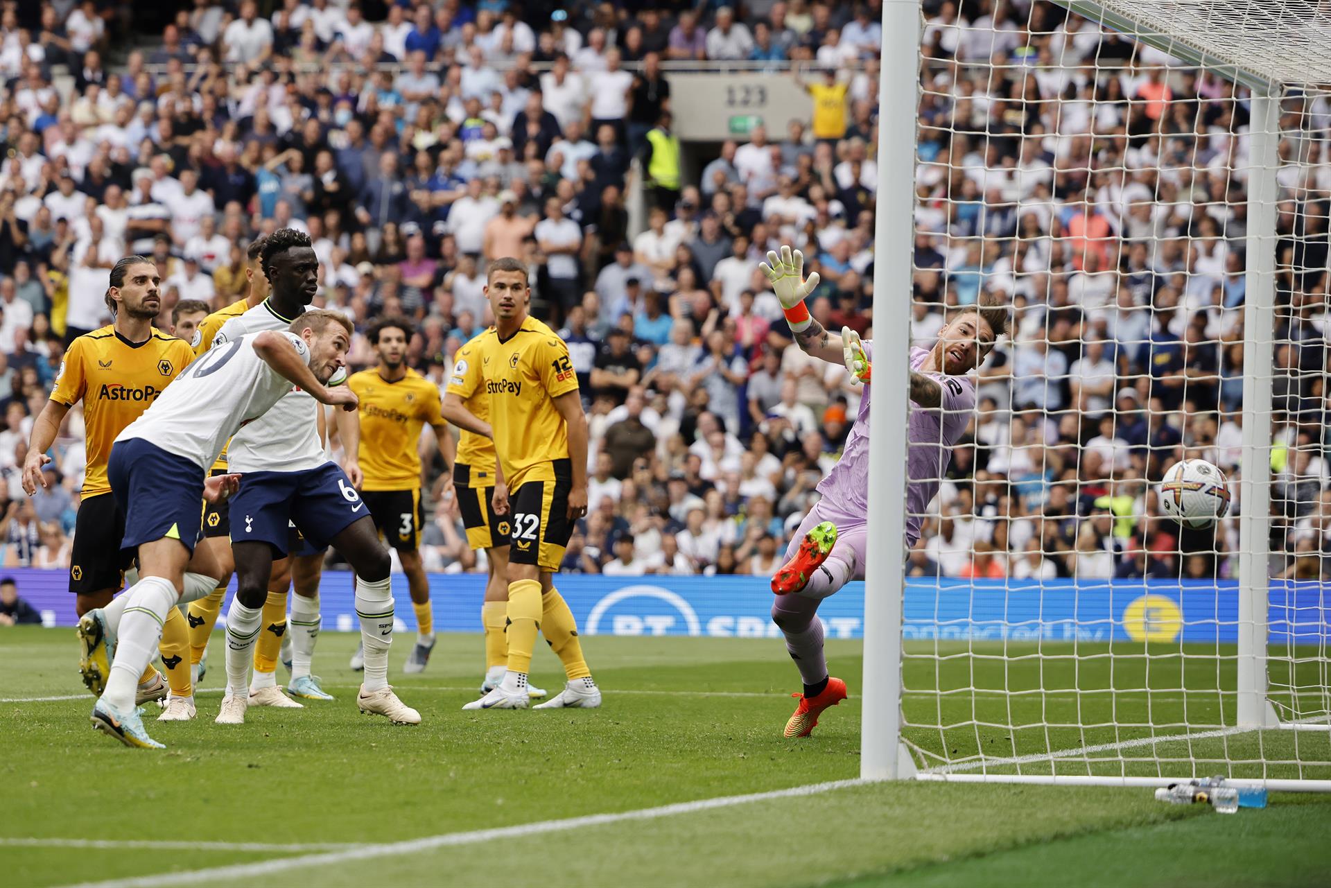 Un Harry Kane histórico lidera la victoria del Tottenham frente a los Wolves