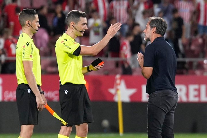 El entrenador del Sevilla FC, Enrique Sánchez Flores (d), conversa con el árbitro Muñiz Ruiz (c), al término del partido contra el Girona en el estadio de Montilivi. EFE/David Borrat