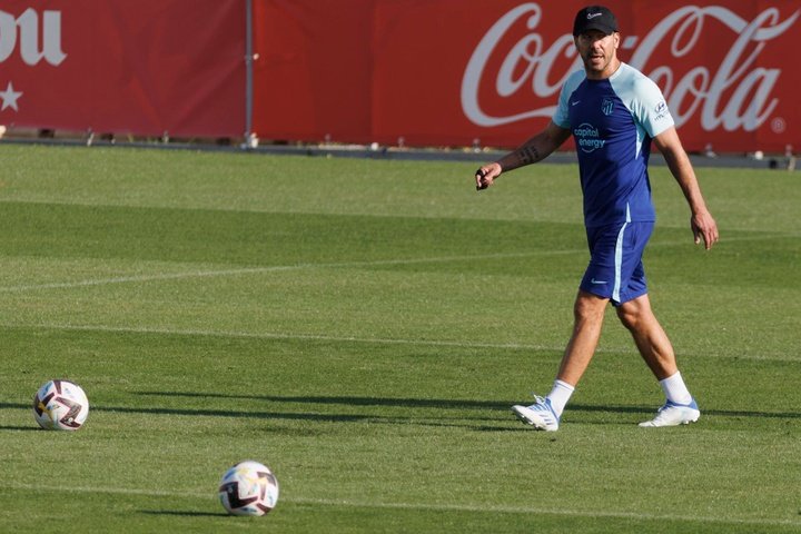 Diego Simeone, durante o treino deste domingo.EFE/Sergio Pérez