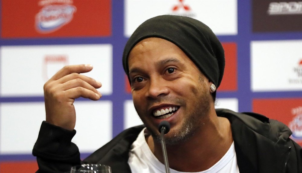 Ronaldinho plantó a un grupo parlamentario de su país. EFE