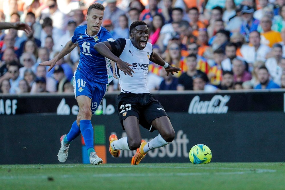 Moriba would like to stay at Valencia. EFE