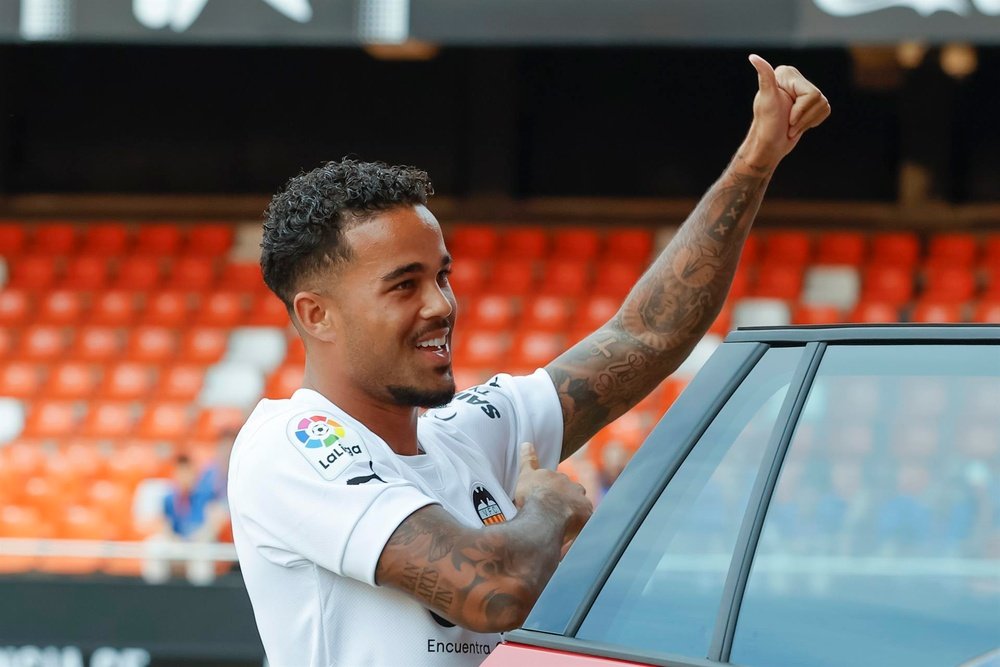 La Roma tenta di liberarsi di Kluivert. EFE