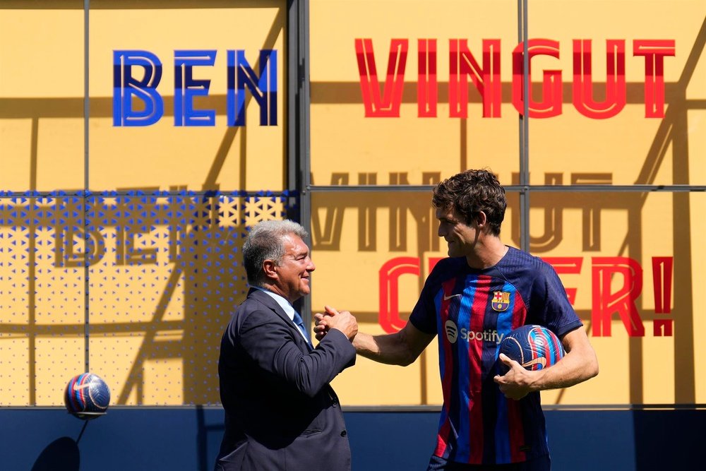 Marcos Alonso saw leaving the Camp Nou after renewing. EFE