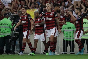 Marinho(c) celebra o segundo gol do Flamengo na semifinal da Libertadores.EFE/Antonio Lacerda