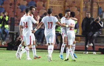 Tem polêmica no Egito. O presidente do Zamalek, equipe que ocupa a segunda posição na competição, afastou dois jogadores antes da bola rolar e ameaçou tirar a sua equipe da Liga.
