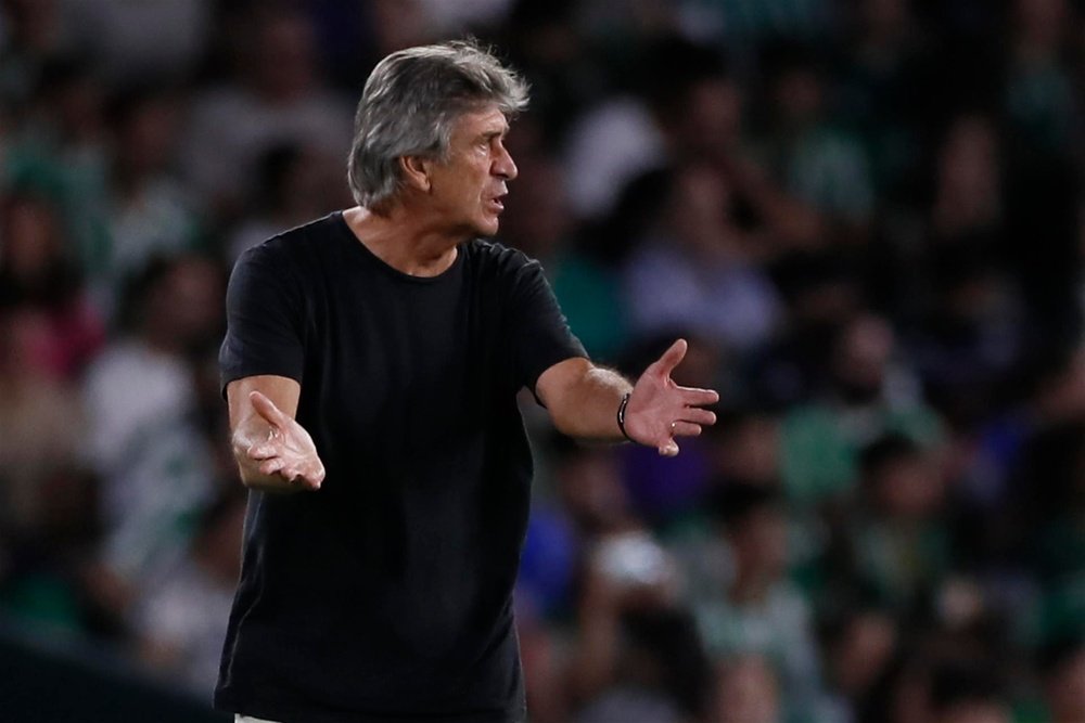 El entrenador del Real Betis, el chileno Manuel Pellegrini, da instrucciones en la banda a sus jugadores. EFE/José Manuel Vidal