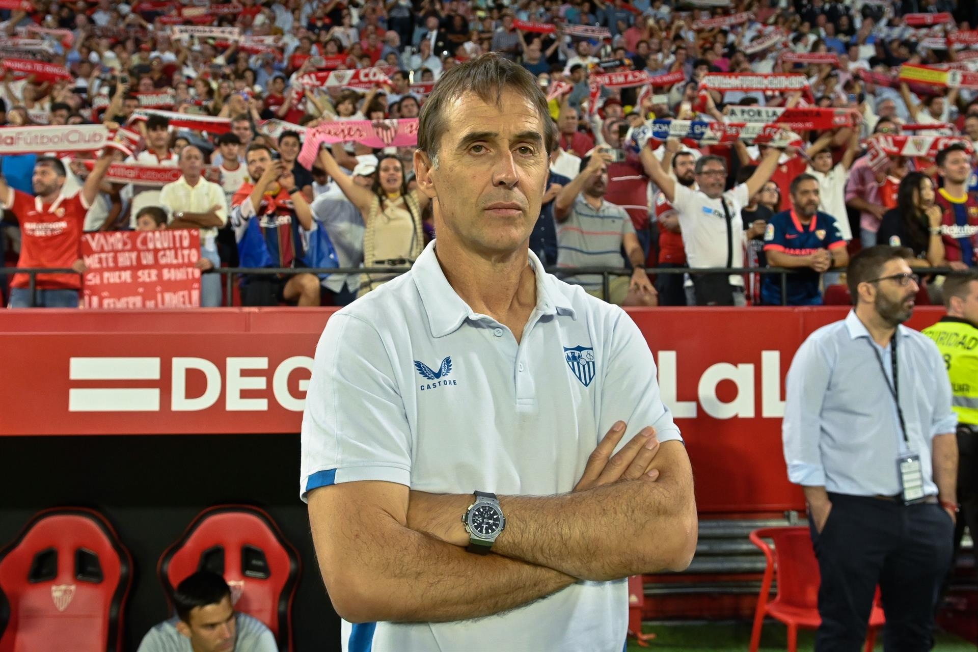El entrenador del Sevilla FC, Julen Lopetegui, durante el partido de la cuarta jornada de LaLiga que Sevilla FC y FC Barcelona juegan en el estadio Sánchez-Pizjuán, en Sevilla. EFE/ Raúl Caro.
