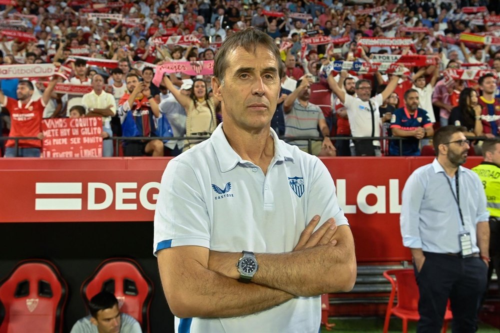 El entrenador del Sevilla FC, Julen Lopetegui, durante el partido de la cuarta jornada de LaLiga que Sevilla FC y FC Barcelona juegan en el estadio Sánchez-Pizjuán, en Sevilla. EFE/ Raúl Caro.
