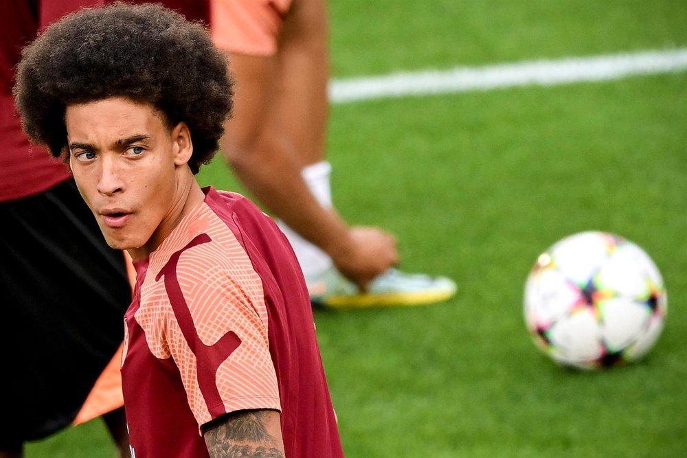 Axel Witsel tend une perche à Simeone. EFE