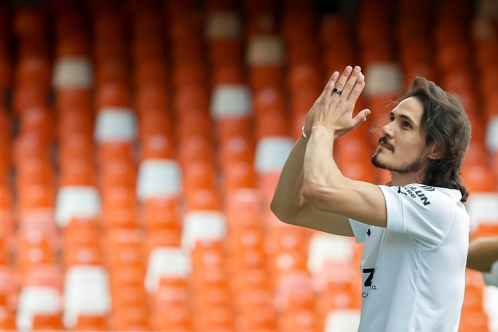 Edinson Cavani poussé vers la sortie. efe