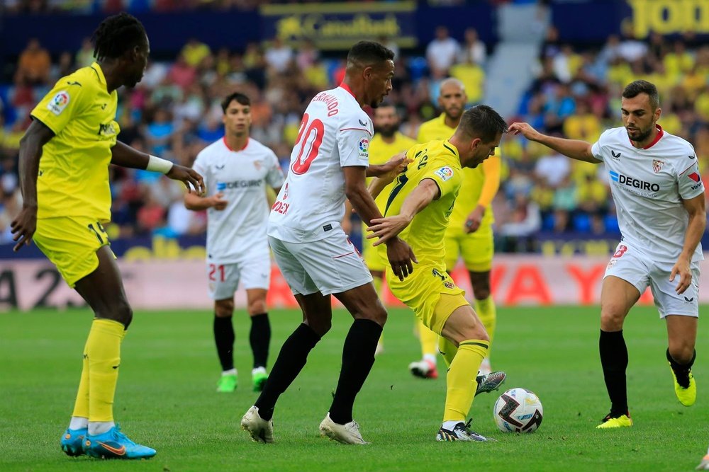 El delantero argentino del Villarreal Giovani Lo Celso, y el centrocampista brasileño del Sevilla Fernando Reges, durante el partido de la jornada 6 de LaLiga Santander en el estadio Ciutat de Valencia.- EFE/Domenech Castelló
