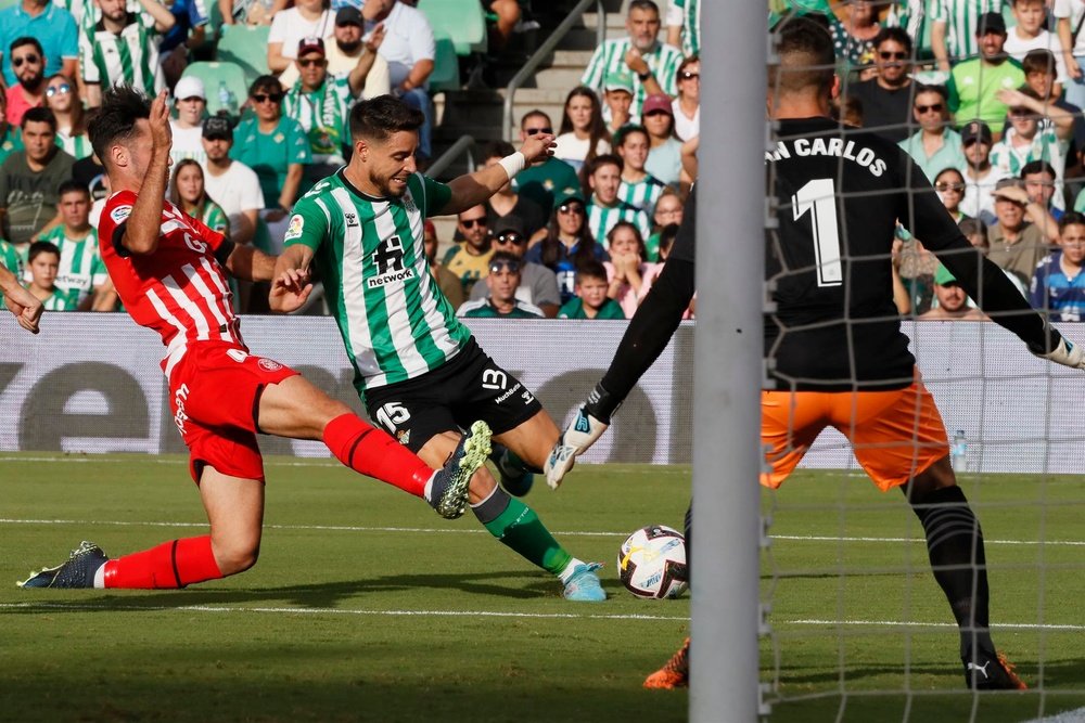 El defensa del Real Betis, Alex Moreno, y el centrocampista del Girona Arnau Martínez, durante un partido de LaLiga Santander en el estadio Benito Villamarín de Sevilla.- EFE / José Manuel Vidal