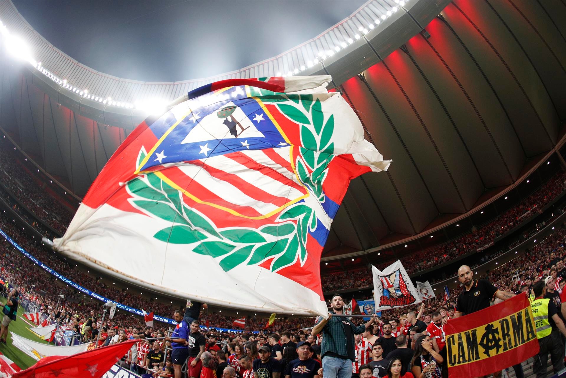 Varios aficionados protagonizaron una pelea en la previa del Atleti-Barça. EFE