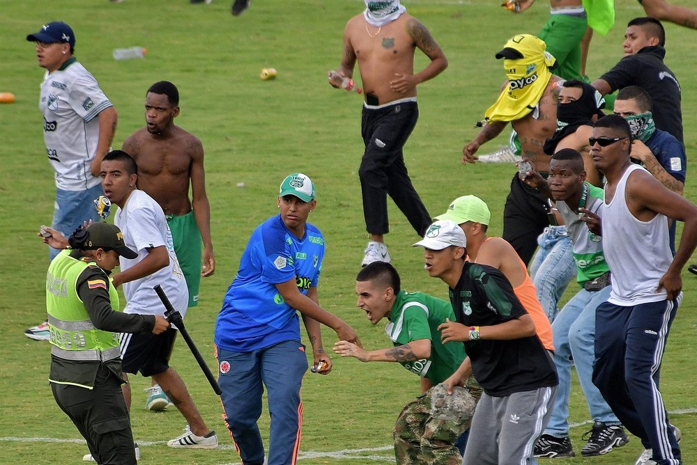 Algunos aficionados del Deportivo Cali invadieron el Estadio Doce de Octubre. EFE/Raúl Pala