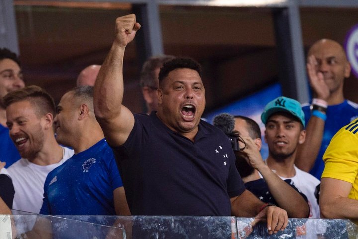 Ronaldo festeja la vuelta de Cruzeiro a Primera División. EFE