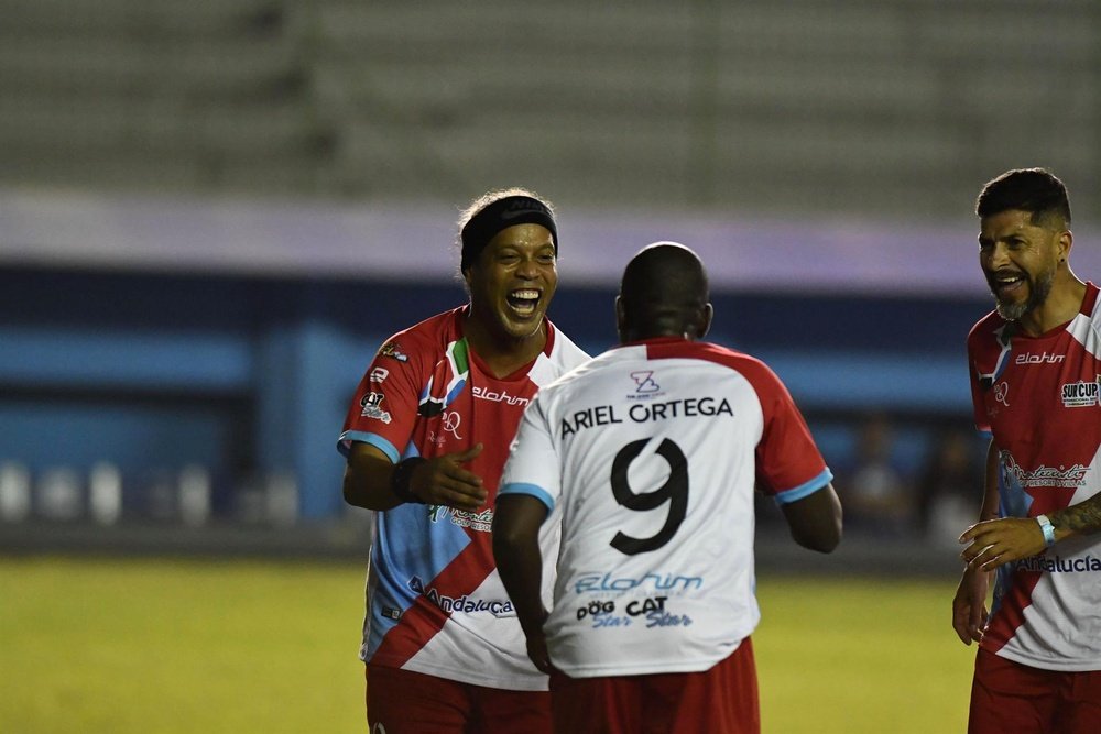 Ronaldinho apoyó a Vinicius. EFE