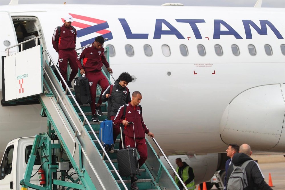 Os jogadores do São Paulo desembarcam no aeroporto de Córdoba (Argentina).EFE