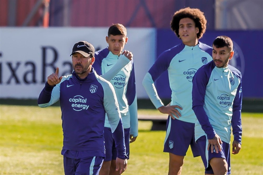 El Atlético se entrenó y el Cholo tiene varias dudas para el último duelo. EFE