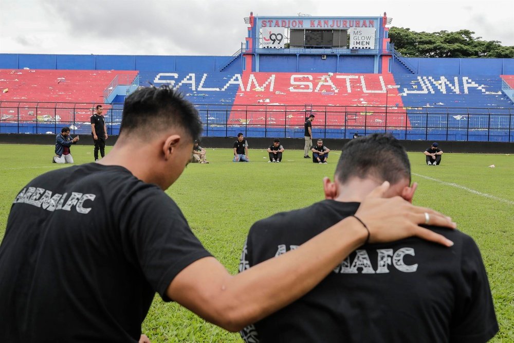 Cárcel para dos responsables del estadio indonesio por estampida de octubre. EFE