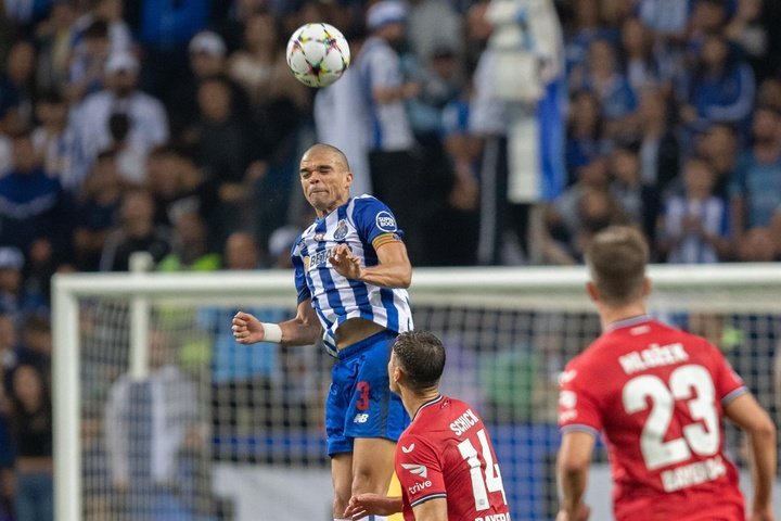 Pepe cabeceia a bola na partida entre Porto e Bayern Leverkusen.EFE