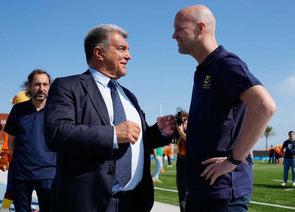 Laporta quiere que Cruyff siga en el Barça. EFE