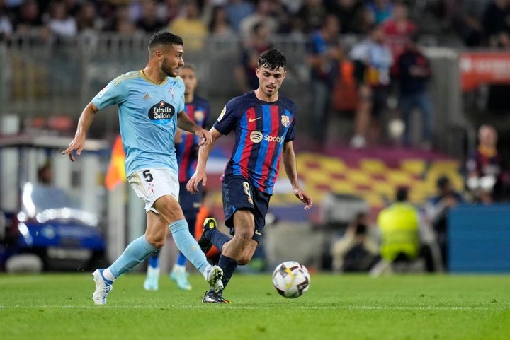 El centrocampista del Celta Óscar Rodríguez (i) centra el balón junto a Pedri González, del FC Barcelona, durante el partido de la jornada 8 de Liga en Primera División en el Camp Nou, en Barcelona. EFE/Siu Wu