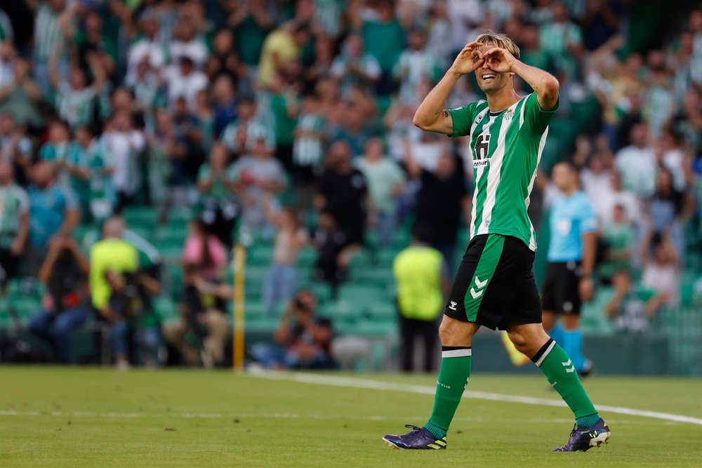 El centrocampista del Betis Sergio Canales celebra tras marcar el 1-0 durante el partido del grupo C de la Liga Europa entre el Real Betis y el AS Roma. EFE/Julio Muñoz