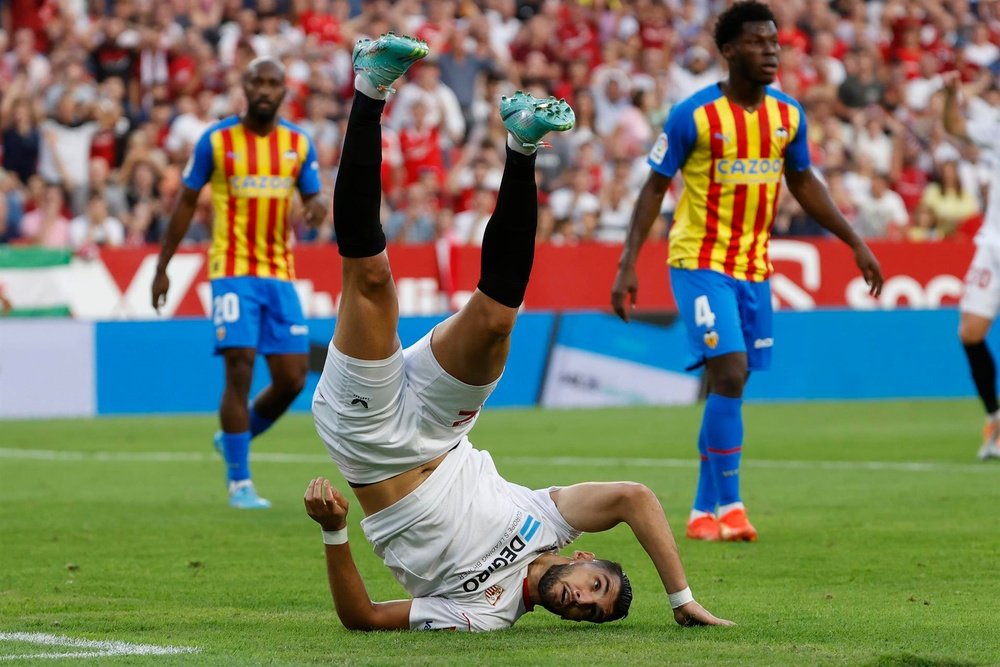 El delantero del Sevilla Rafa Mir (c) durante el partido de la jornada 10 de LaLiga disputado entre el Sevilla FC y el Valencia FC, en el estadio Ramón Sánchez Pizjuán, en Sevilla. EFE/ Julio Muñoz