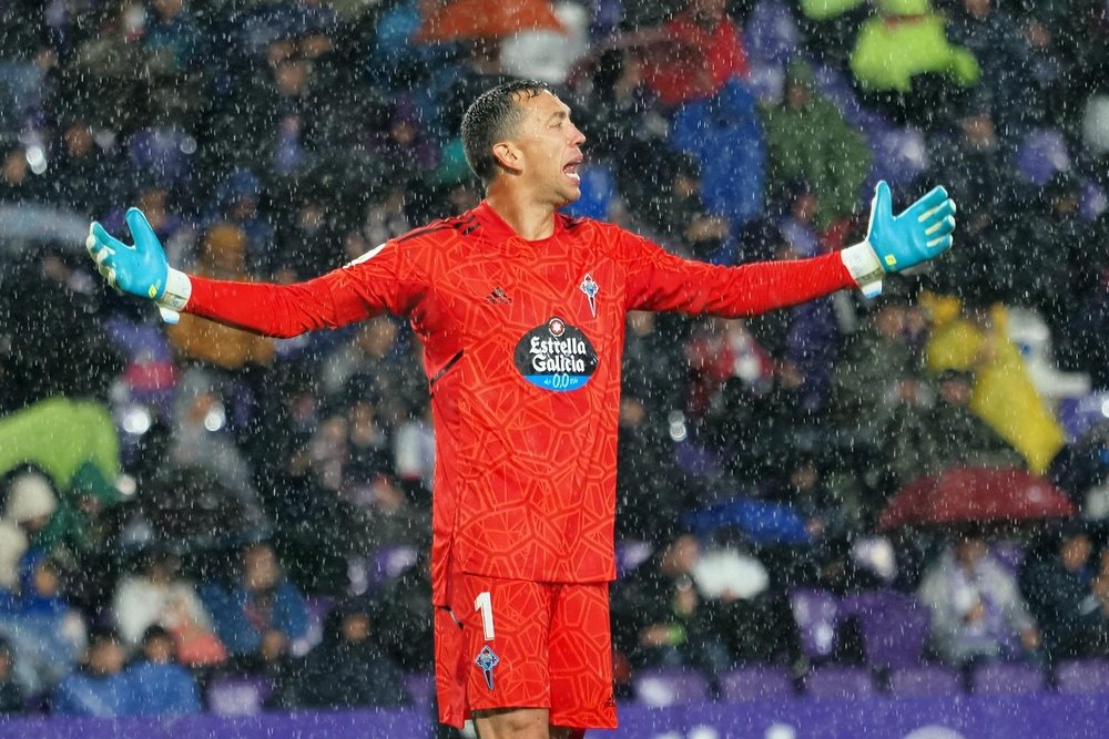 El guardameta argentino del Celta, Agustín Marchesín, durante el partido de la décima jornada de Liga en Primera División en el estadio José Zorrilla, en Valladolid. EFE/R. García