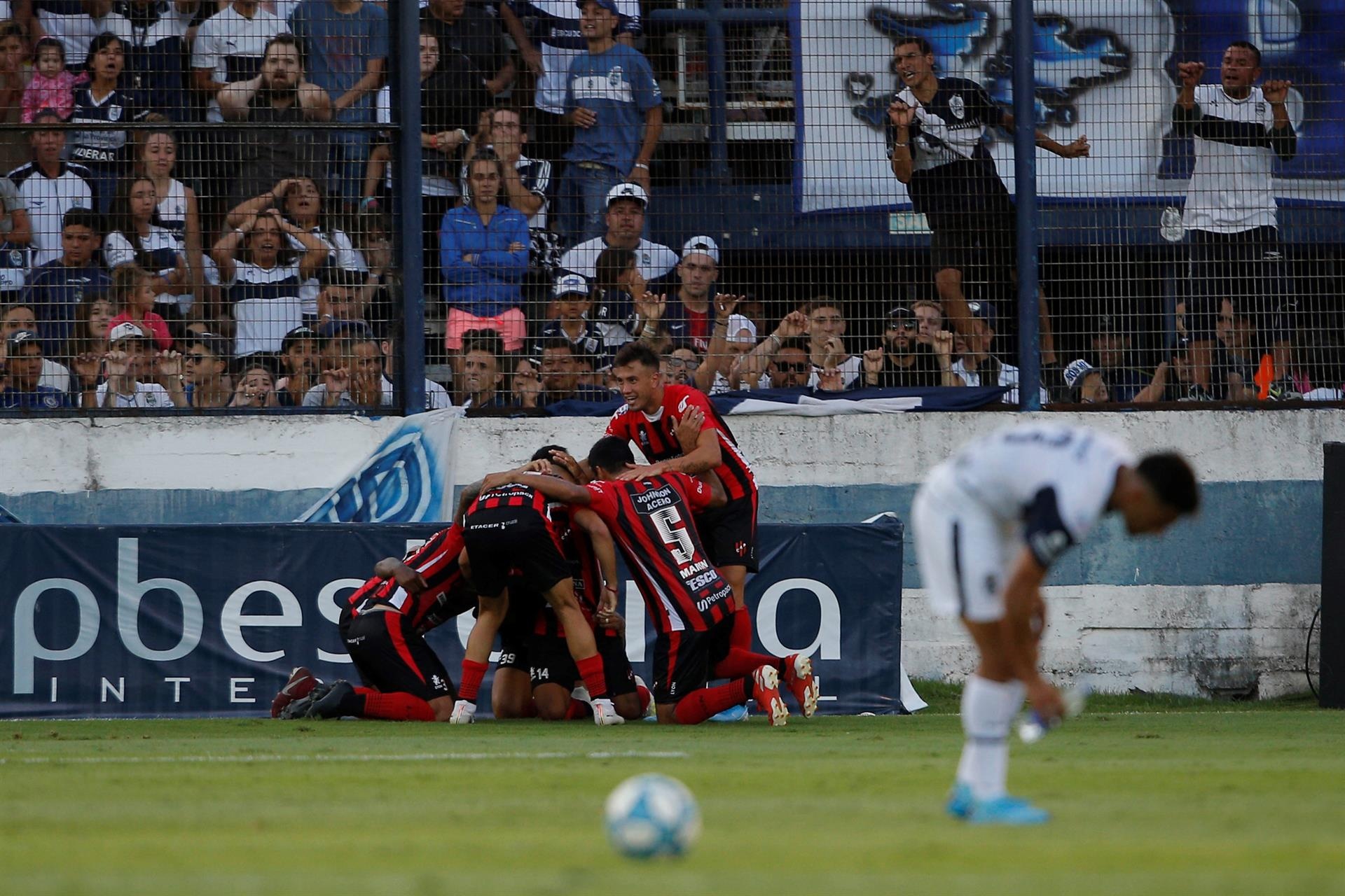 Patronato bajó a la B, ganó la Copa y podría quedarse sin Libertadores ¡por el fútbol femenino!