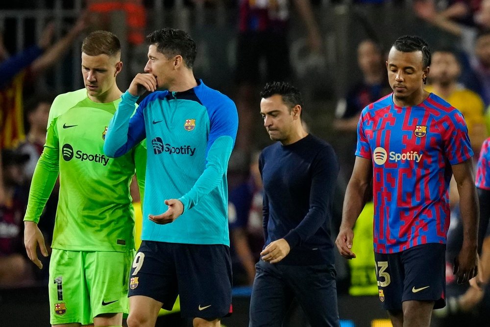 Barca legends can't explain what happened. EFE