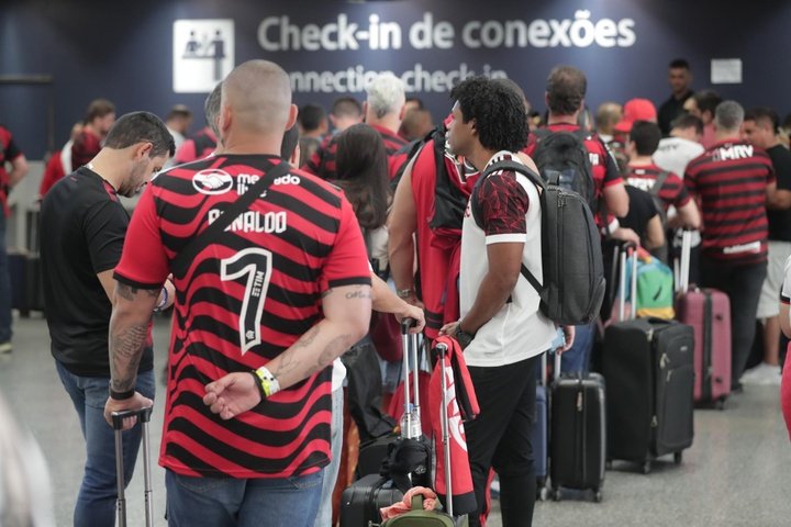 Torcedores do Flamengo enfurecidos pelos atrasos nos voos a Equador