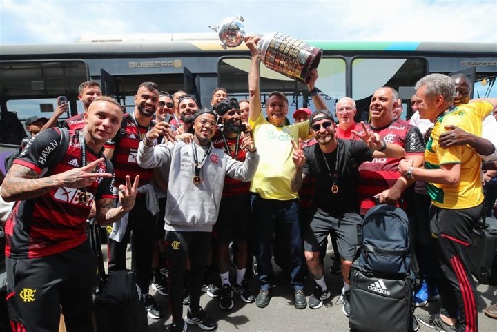 Bolsonaro a accueilli la délégation du Flamengo et a soulevé la Copa Libertadores. afp