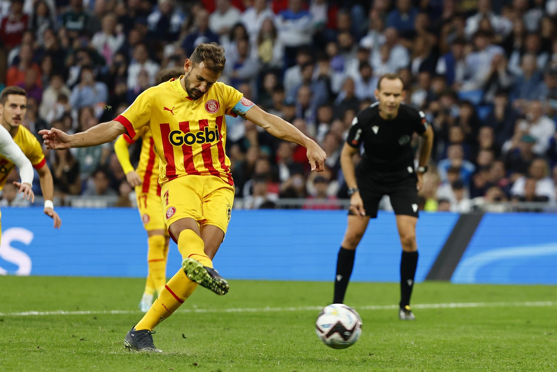 Stuani lanza un penalti en el Bernabéu