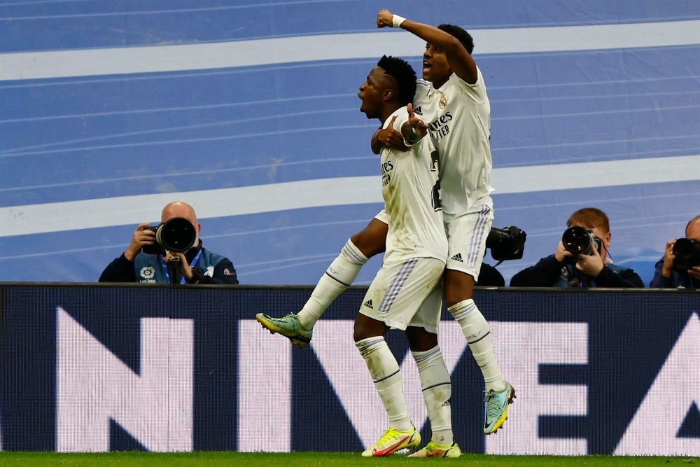 Vini Jr. e Rodrygo celebram o gol do atacante, logo no início do jogo. EFE/Sergio Pérez