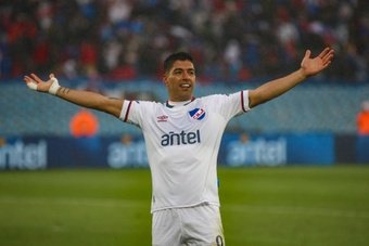 Federico Buysan, jornalista da 'DirecTV', divulgou que o Cruz Azul, do México, está interessado na contratação de Luis Suárez como o seu camisa '9'.